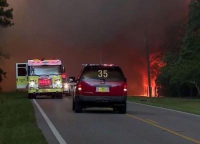 خبرنگاران آتش سوزی در فلوریدا هزاران نفر را بی خانمان کرد