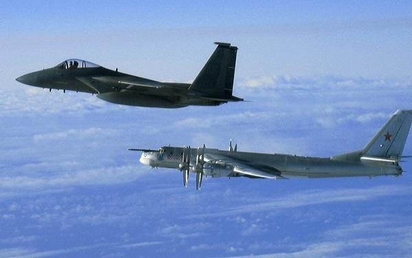جنگنده های اف-22 آمریکا 4 فروند بمب افکن اتمی روسیه را رهگیری کردند