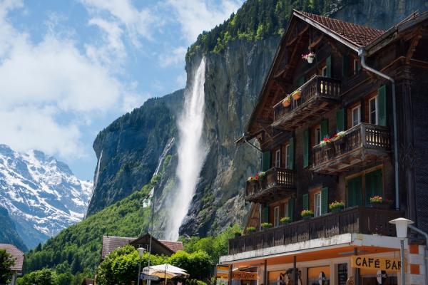 لاتربرونن ، دره ای با 72 آبشار در سوئیس